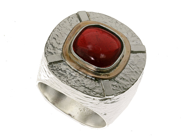Garnet in the Middle Ring - omani online